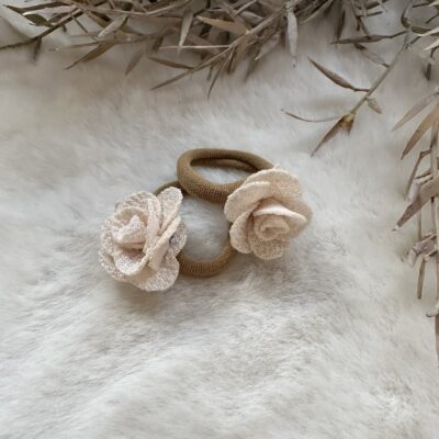 Haar elastiekje roosje beige