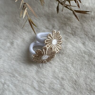 Haar elastiekje beige bloempje