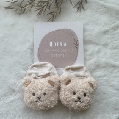 Cadeautje hoera wondertje geboren teddy sokjes beige