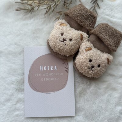 Cadeautje hoera wondertje geboren teddy sokjes zacht bruin