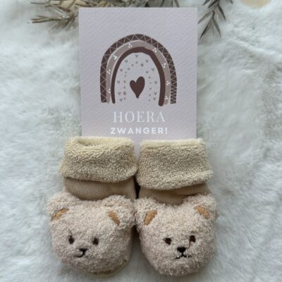 Cadeautje hoera zwanger teddy sokjes zacht beige