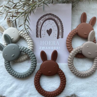Cadeautje hoera zwanger met bijtring Konijntje
