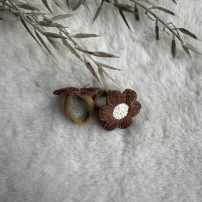 Haar elastiekje bloem bruin