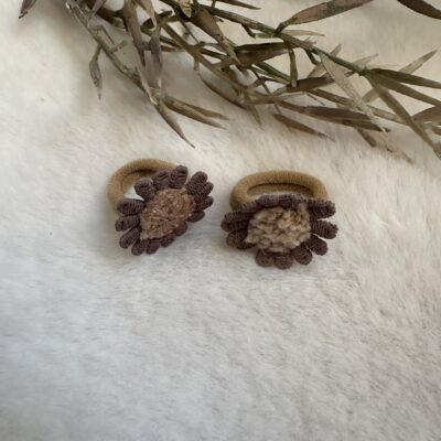 Haar elastiekje bloem bruin