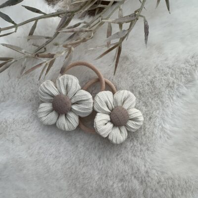 Haar elastiekje bloem zand